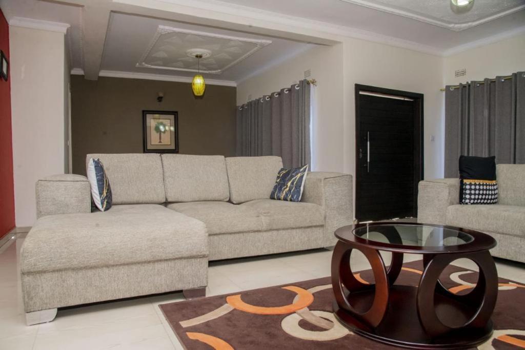 Royal Suites Apartments Лусака Экстерьер фото